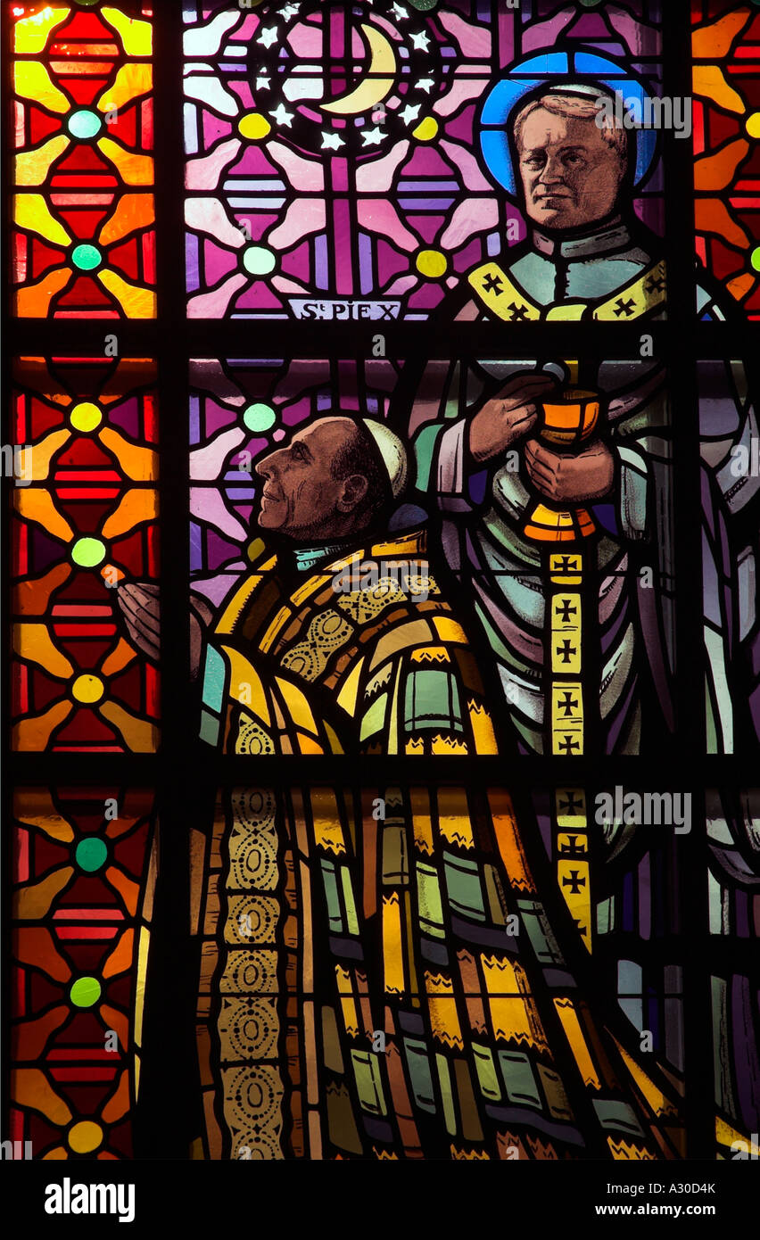 Una vetrata raffigurante Papa Pio X nella cattedrale di Sherbrooke in Québec Canada Foto Stock
