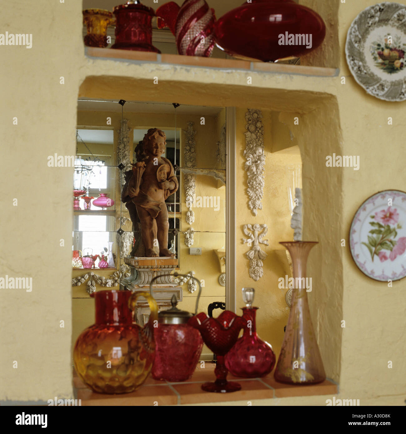 Colore rosso vetreria incassata sul ripiano con mirroring Foto Stock