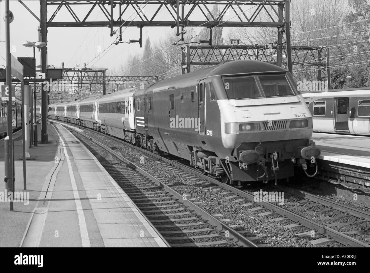 London Liverpool Street a East Anglia Express treno interurbano carrozze e locomotiva arriva alla stazione ferroviaria di Shenfield Essex England UK Foto Stock