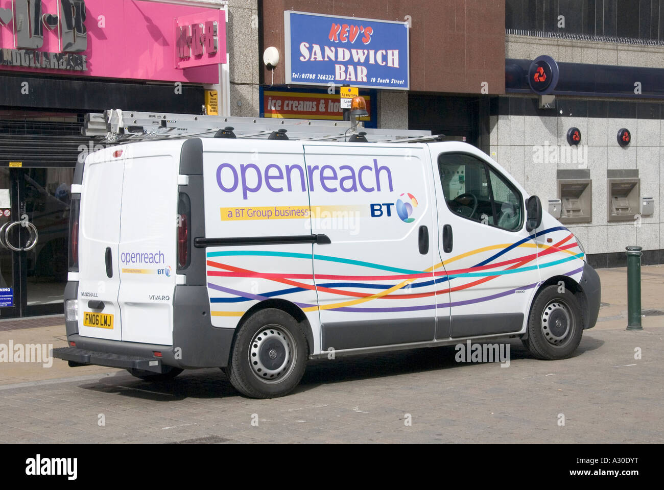 British Telecom Openreach Vauxhall Vivaro ingegneri service van parcheggiati fuori dai locali commerciali Foto Stock