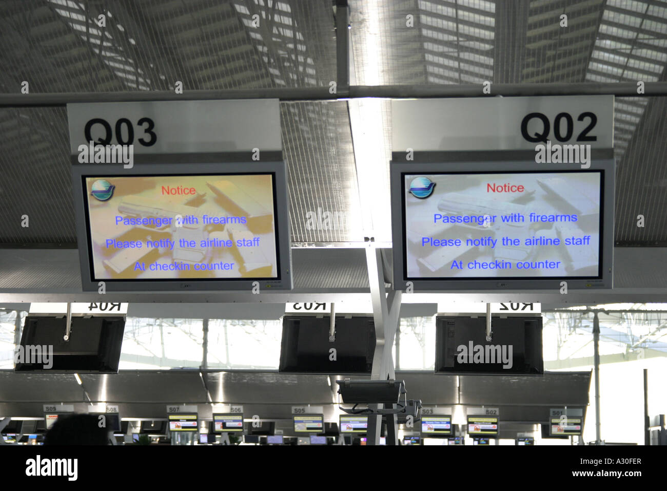 "Avviso passeggero con armi da fuoco si prega di avvisare il personale della compagnia aerea al momento del check-in Counter' Foto Stock