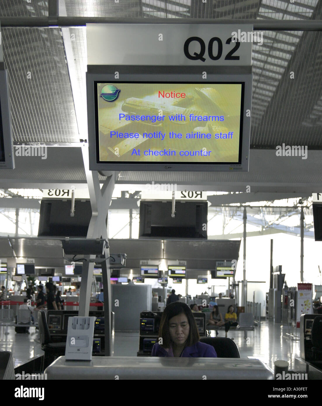 "Avviso passeggero con armi da fuoco si prega di avvisare il personale della compagnia aerea al momento del check-in Counter' Foto Stock