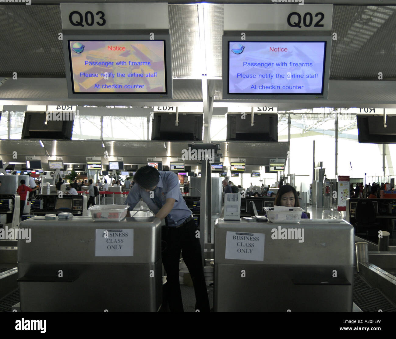 "Avviso passeggero con armi da fuoco si prega di avvisare il personale della compagnia aerea al momento del check-in Counter' Foto Stock