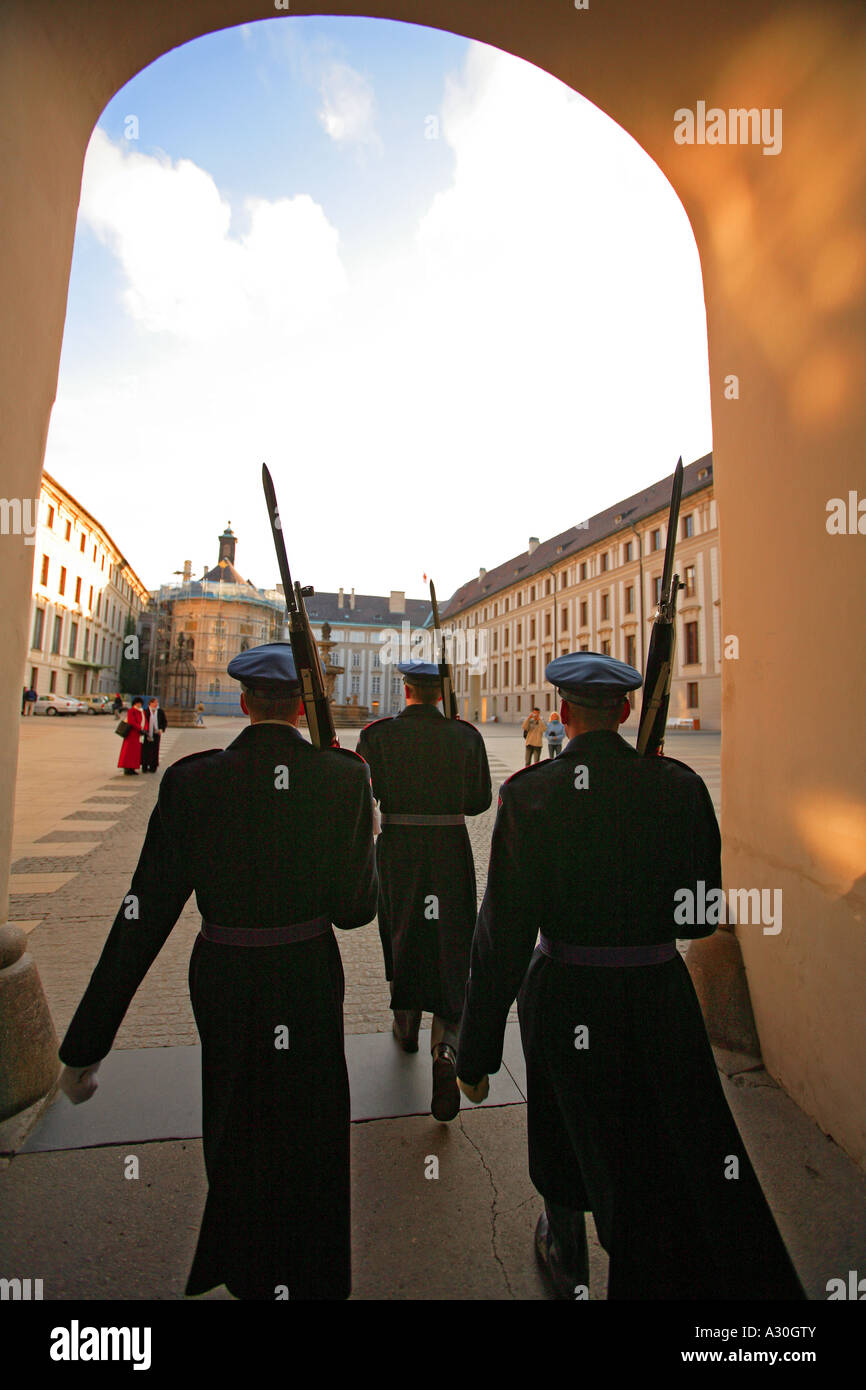 Guardia ceca presso il Castello di Praga Praga Repubblica Ceca Europa Foto Stock