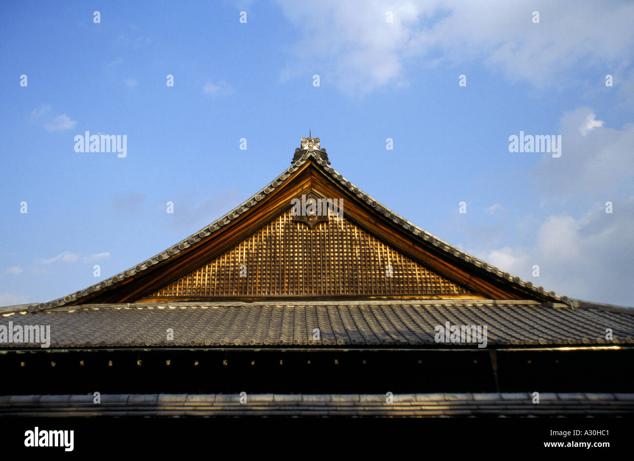 Il tetto curvo di un tempio buddista la costruzione presso il Tempio Daisen-in in Giappone Kyoto Foto Stock