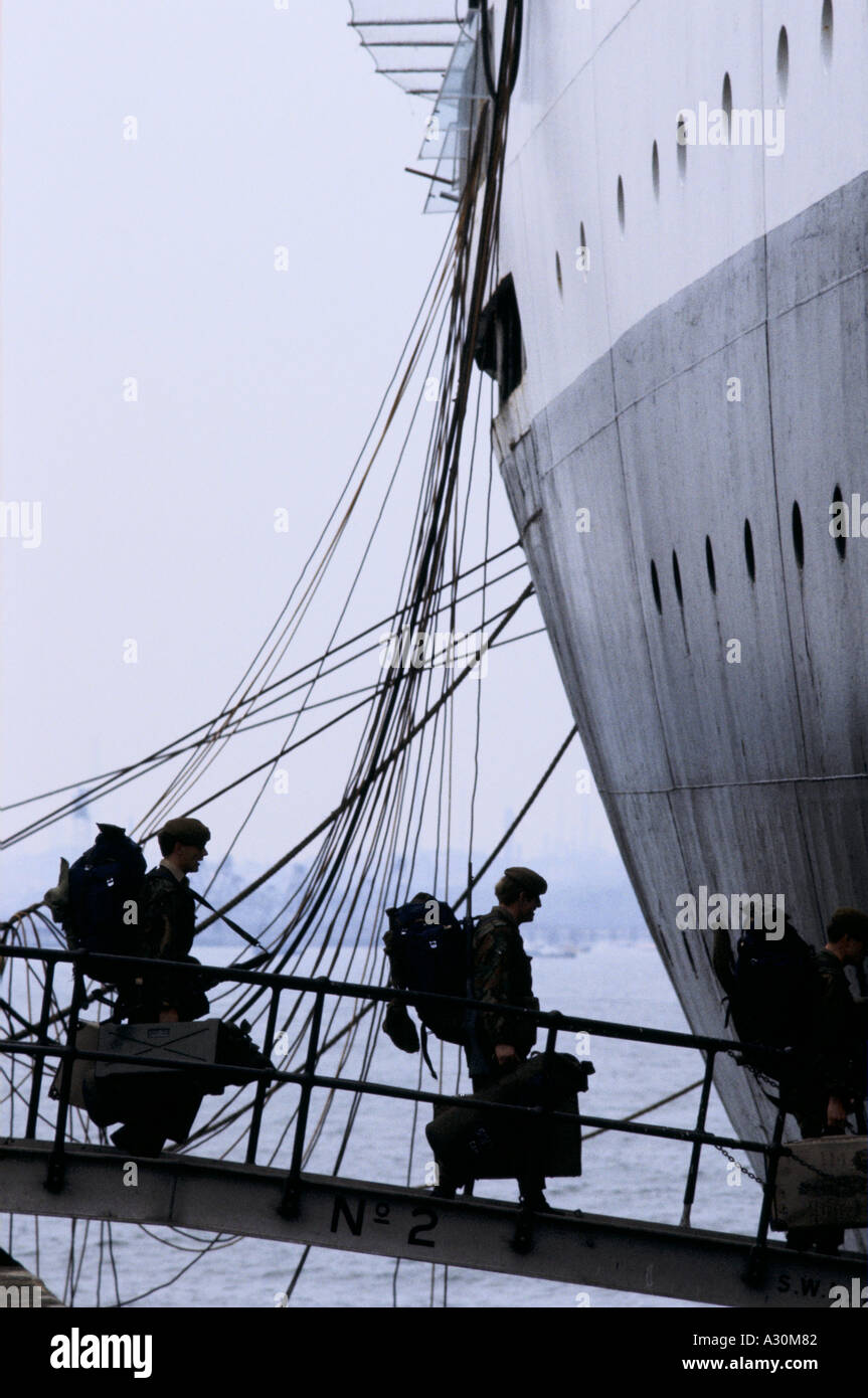 Qe2 salis per falklands 1982 Foto Stock