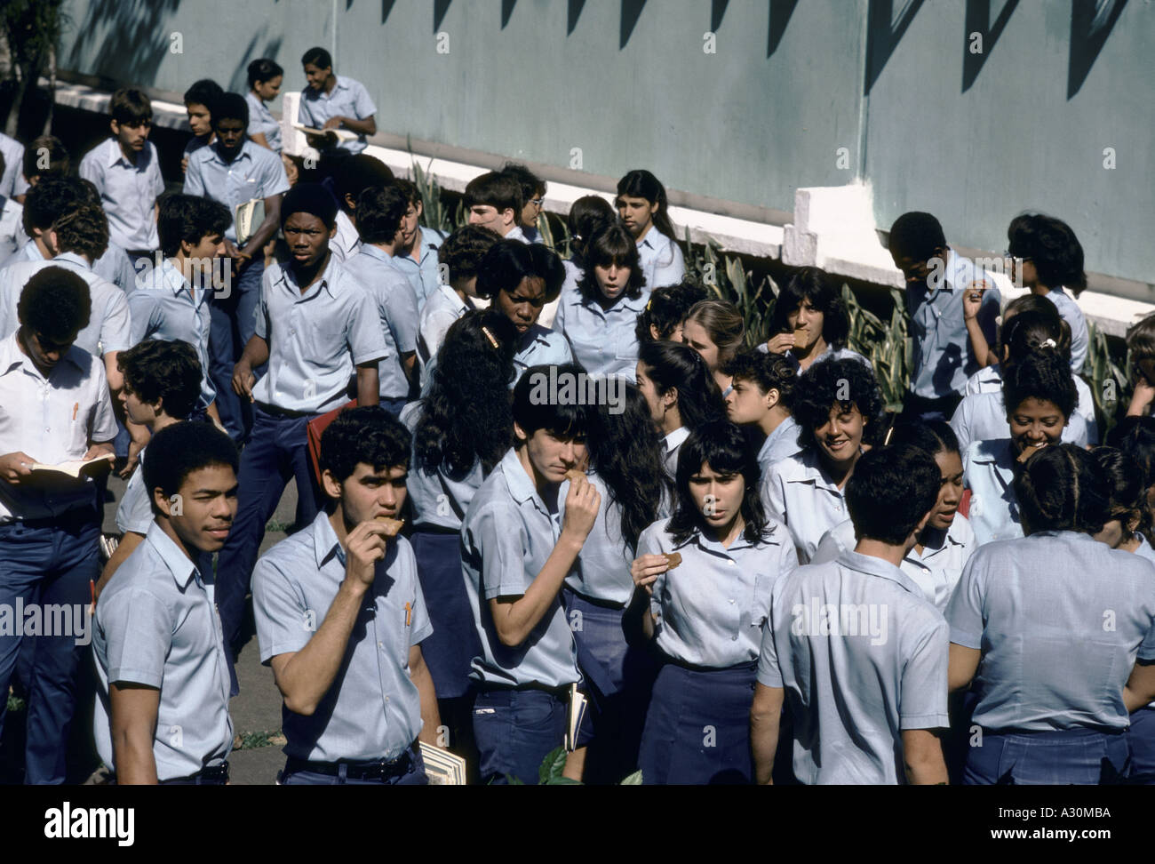 Gli alunni al di fuori di una scuola secondaria appena fuori l'Avana, Cuba Foto Stock