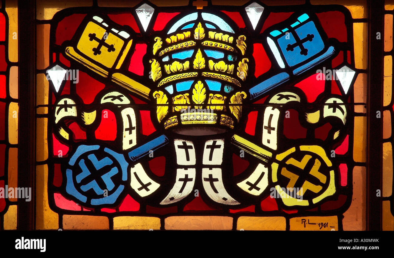 Una finestra di vetro colorato con una chiavi incrociate motif nella cattedrale di Sherbrooke in Québec Canada Foto Stock