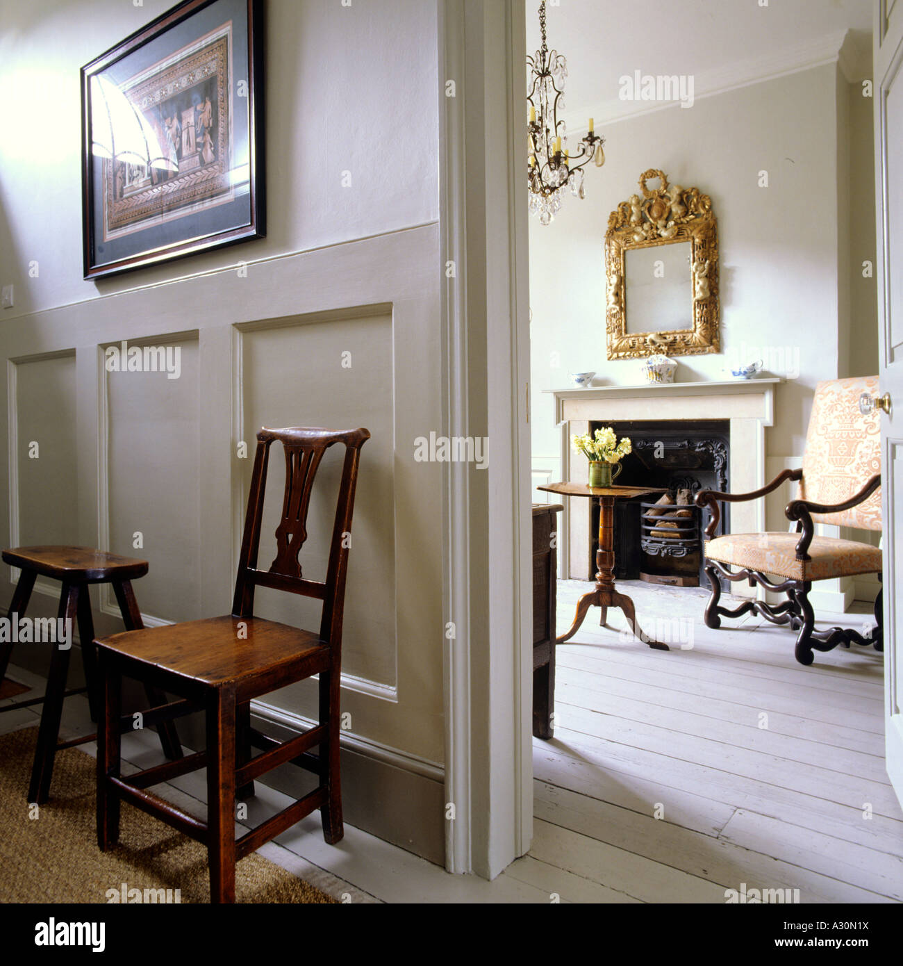 Sedia in corridoio con pannelli con vista attraverso la porta di ingresso  per soggiorno Foto stock - Alamy