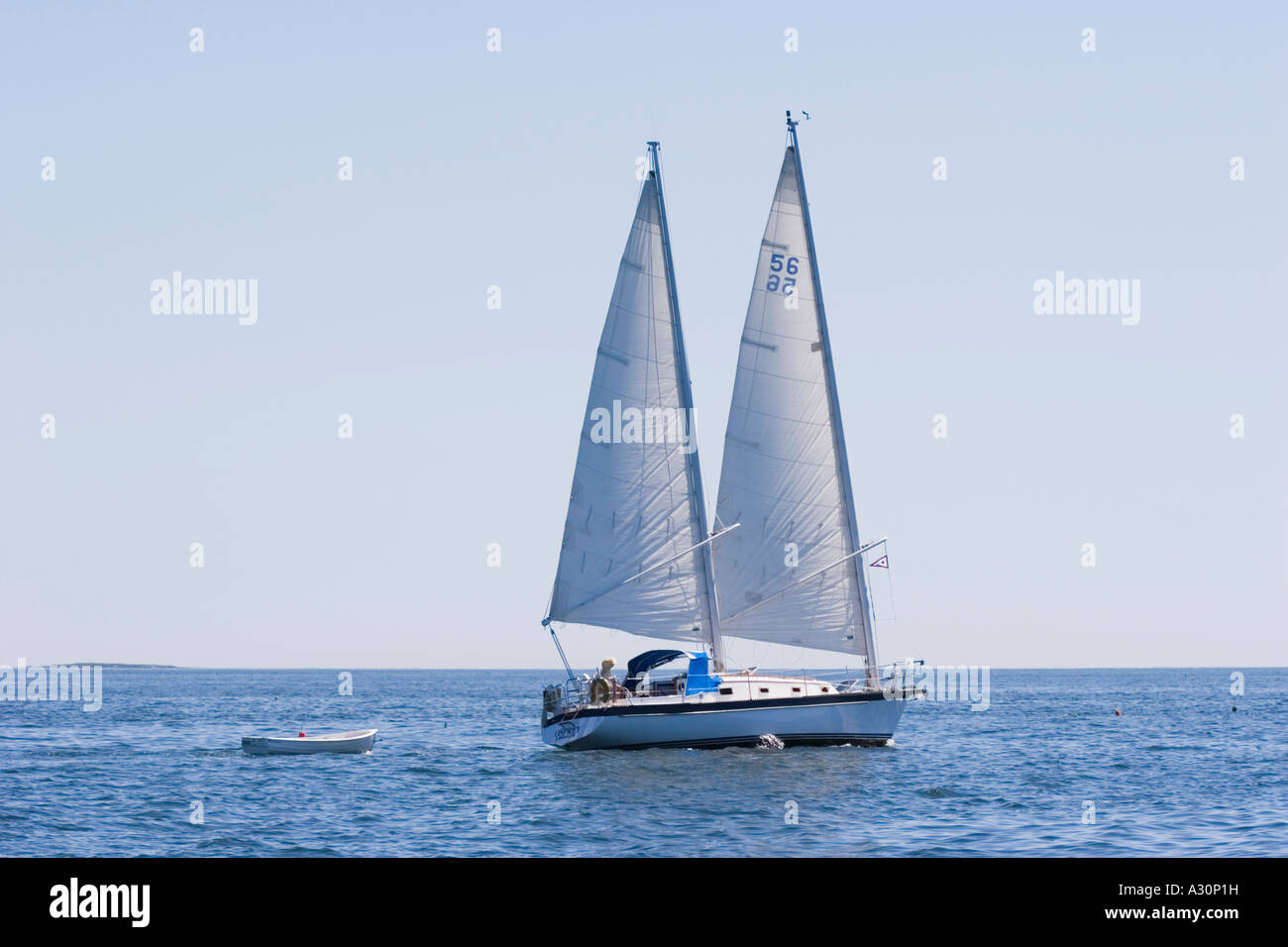 Un montante di due Nonesuch imbarcazione a vela nella Baia di Muscongus, Maine Foto Stock