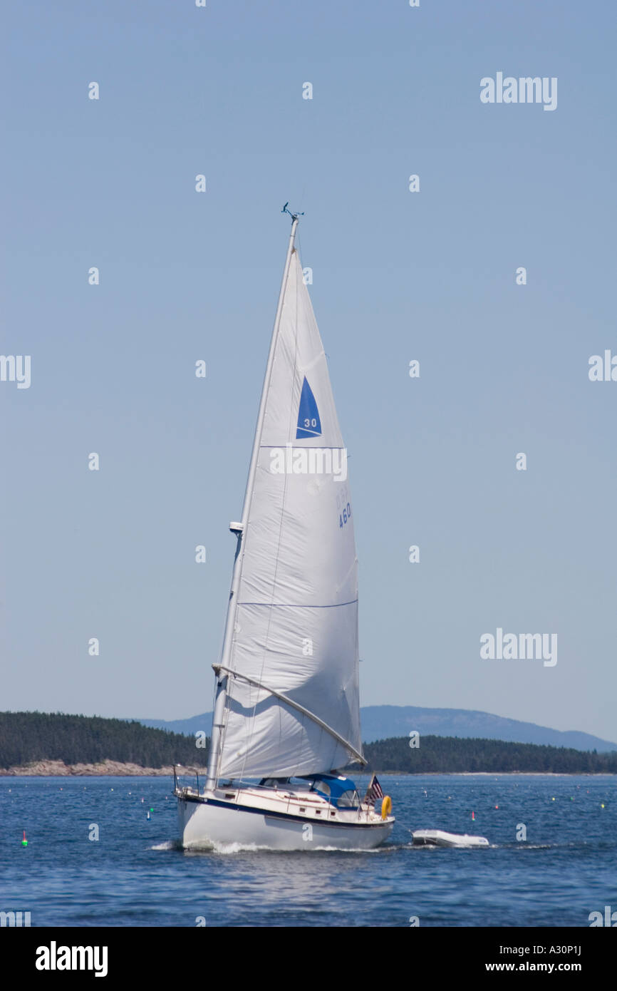 Un Nonesuch imbarcazione a vela sotto la vela nella Baia di Muscongus, Maine Foto Stock