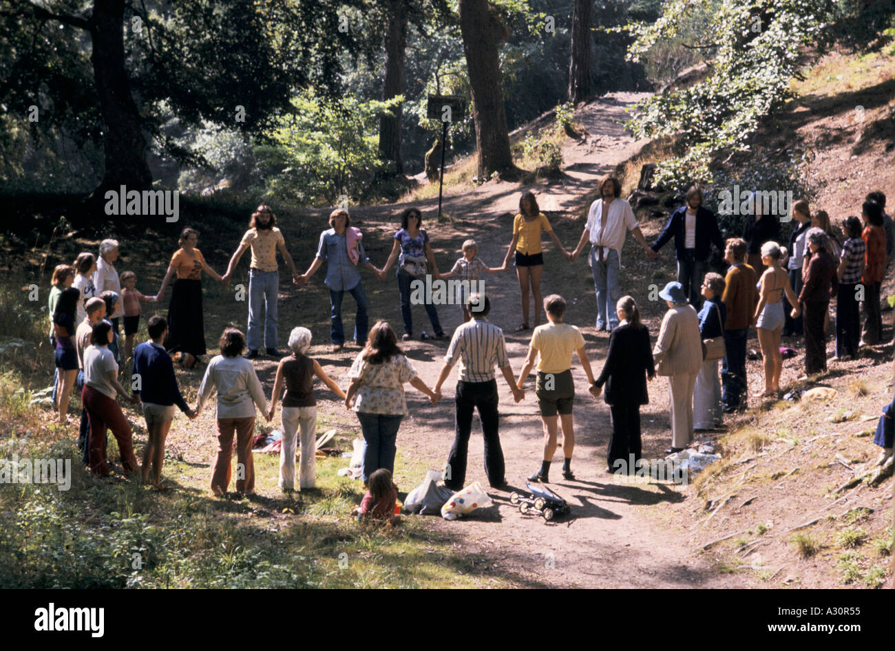 Findhorn alternative di comunità di persone in piedi in cerchio tenendo le mani Foto Stock