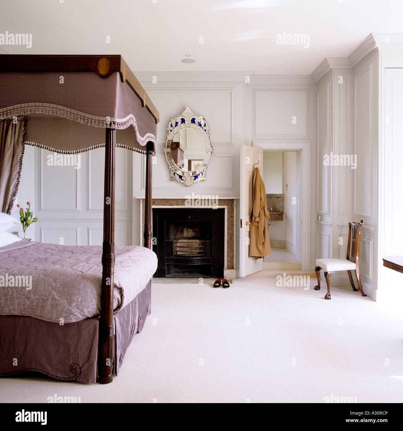 Fourposter bed in bianco pannellata camera da letto Foto Stock
