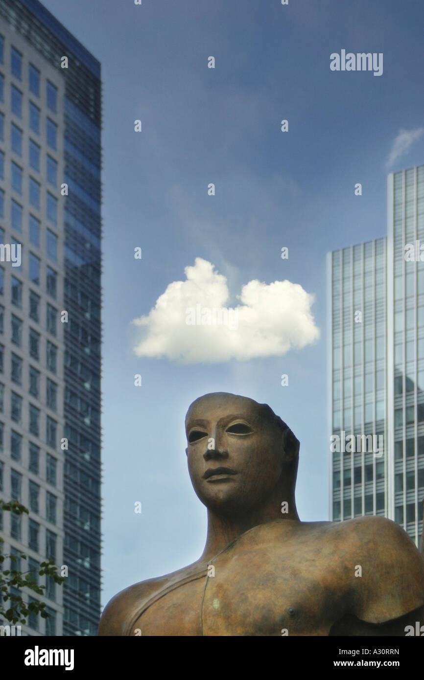 Testa di una statua di una nuvola bianca sopra di esso con edifici per uffici in background Foto Stock