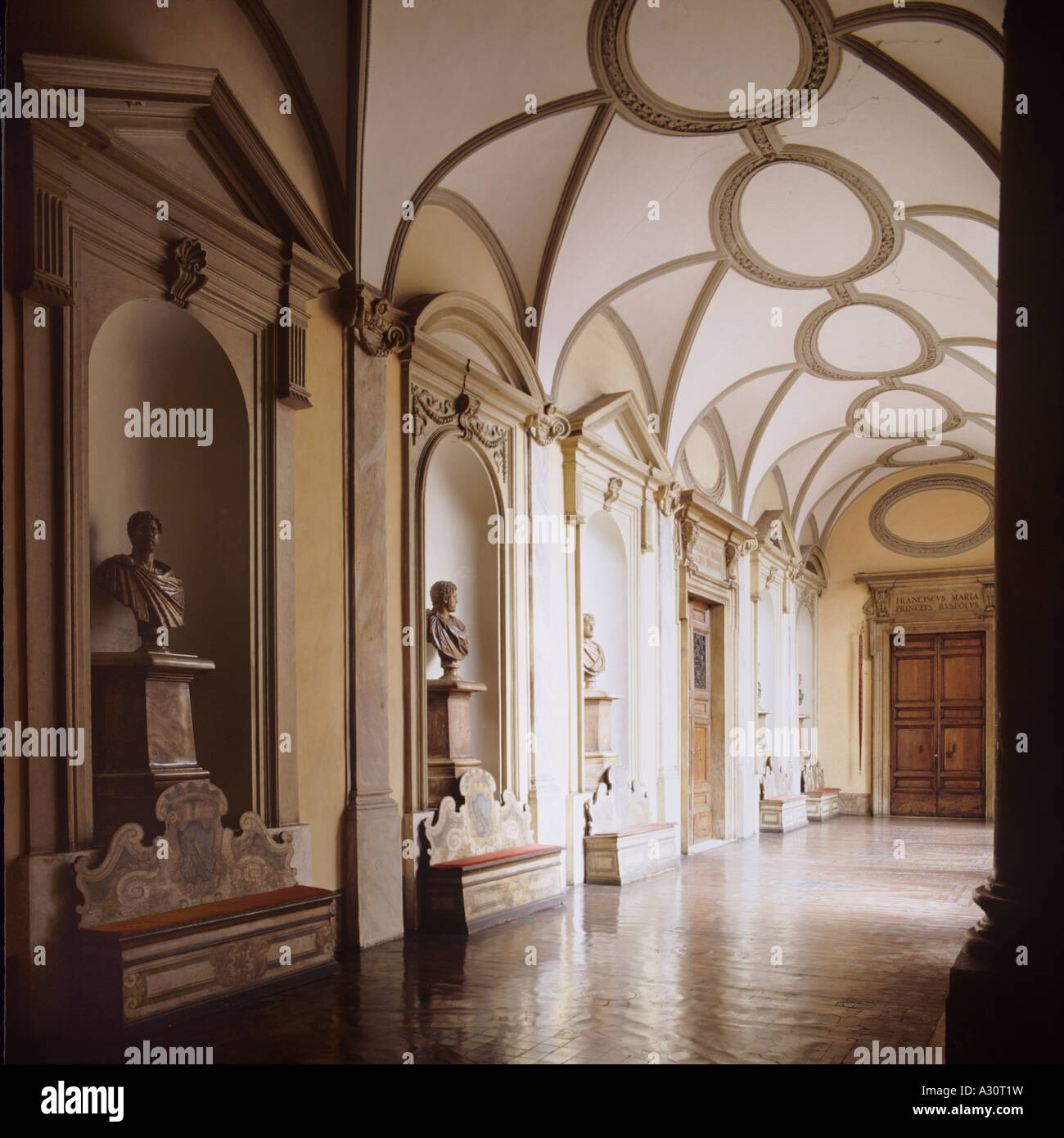 Corridoio con busti di marmo in un palazzo rinascimentale palazzo romano Foto Stock