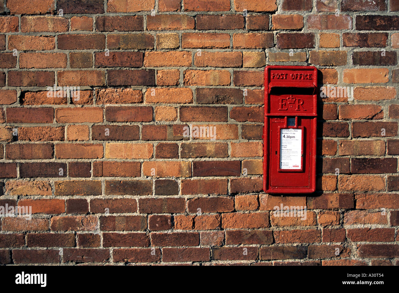 Rosso Casella di posta su un muro di mattoni Foto Stock