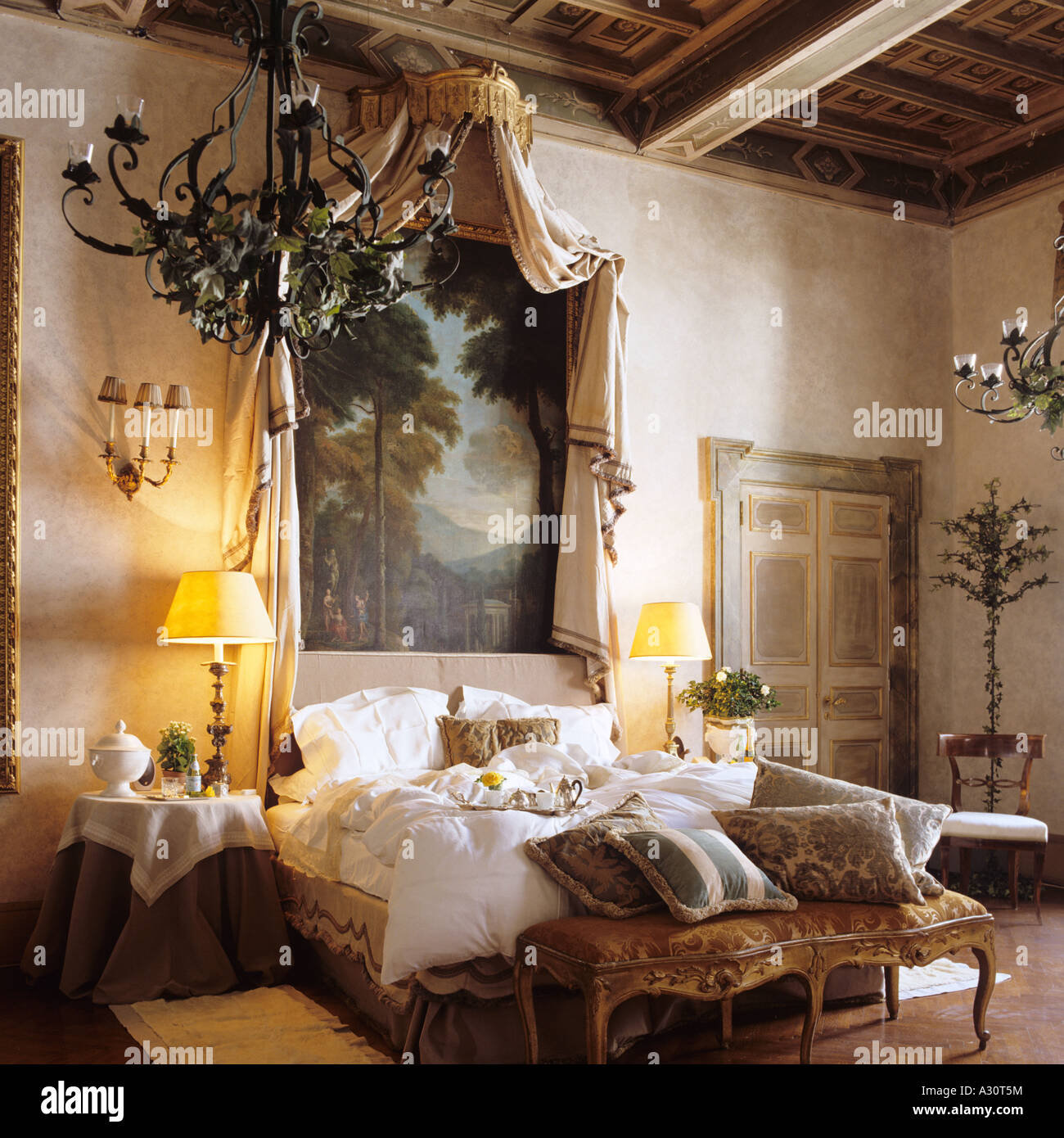 Coronet letto in camera da letto in un palazzo romano Foto Stock