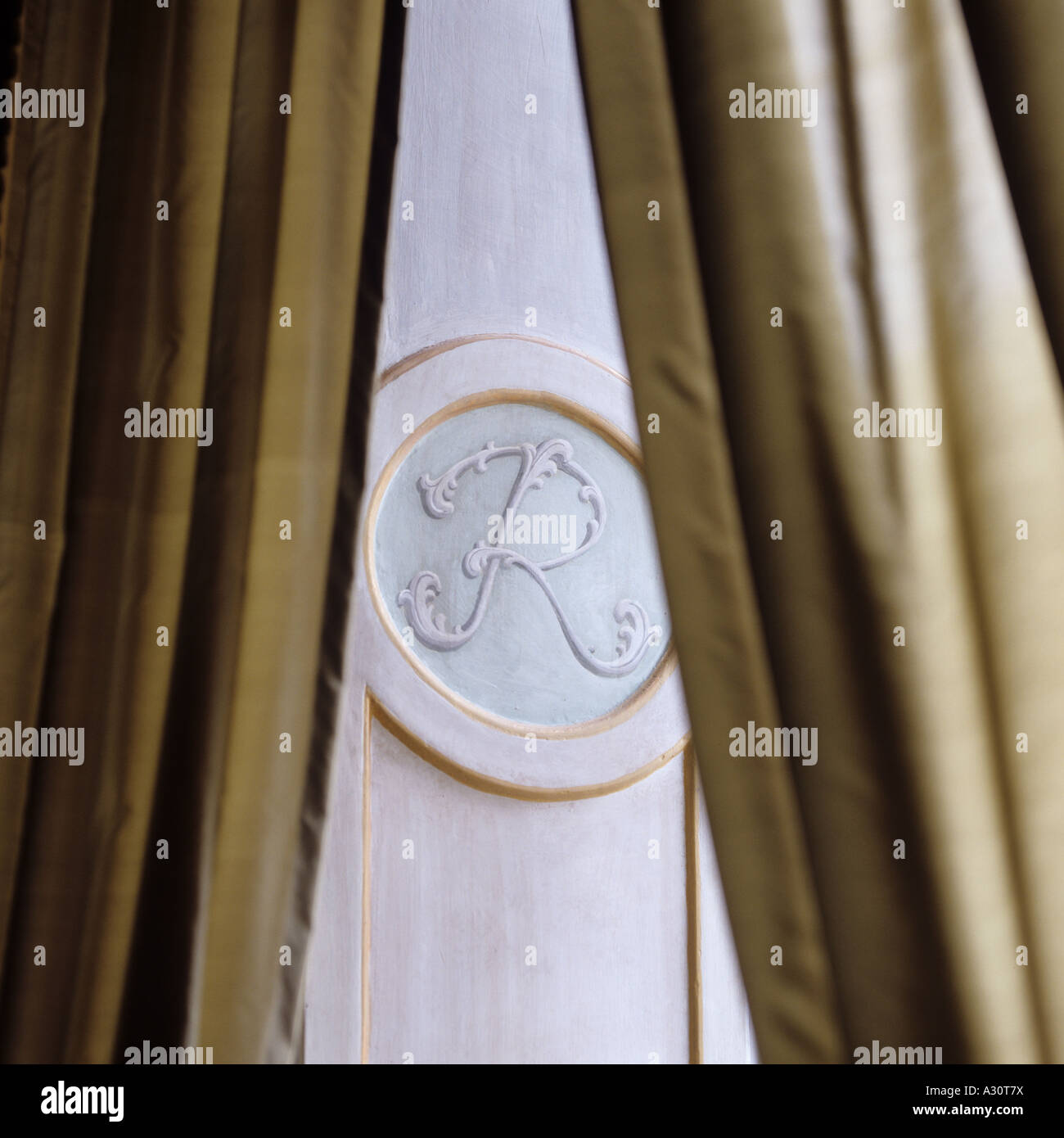 Interno del Palazzo Ruspoli a Roma mostra una cresta di famiglia Foto Stock
