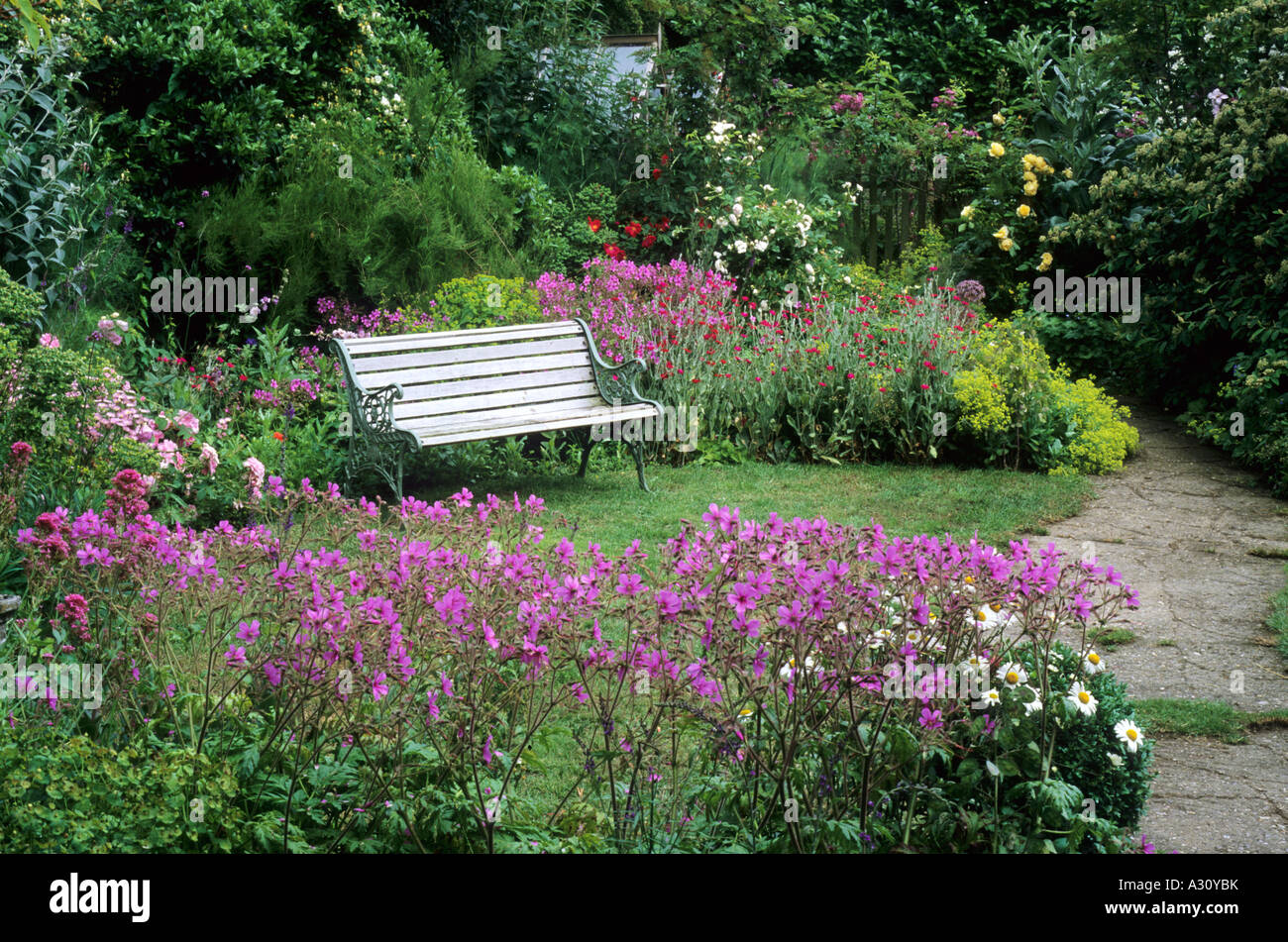 Cottage giardino con prato da banco Foto Stock