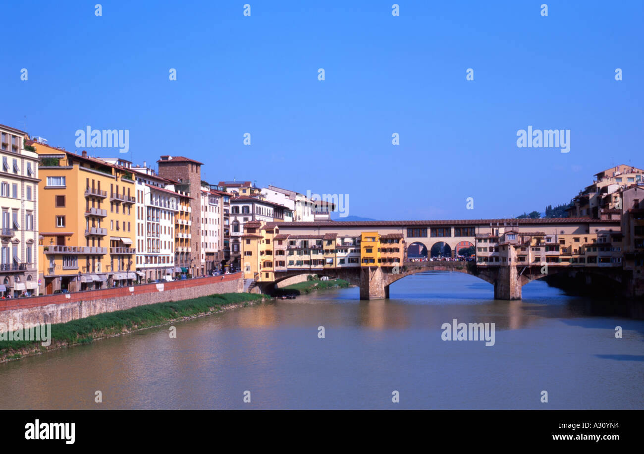 Ponte Vecchio il più antico ponte di Firenze attraversa il fiume Arno ed è una grande attrazione turistica. Foto Stock