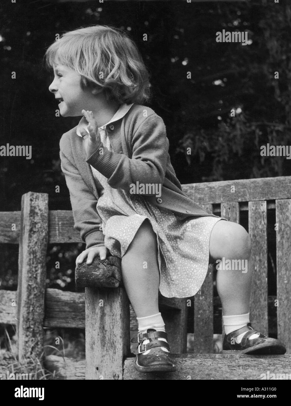 Giovane ragazza sul banco di lavoro 1950 Foto Stock