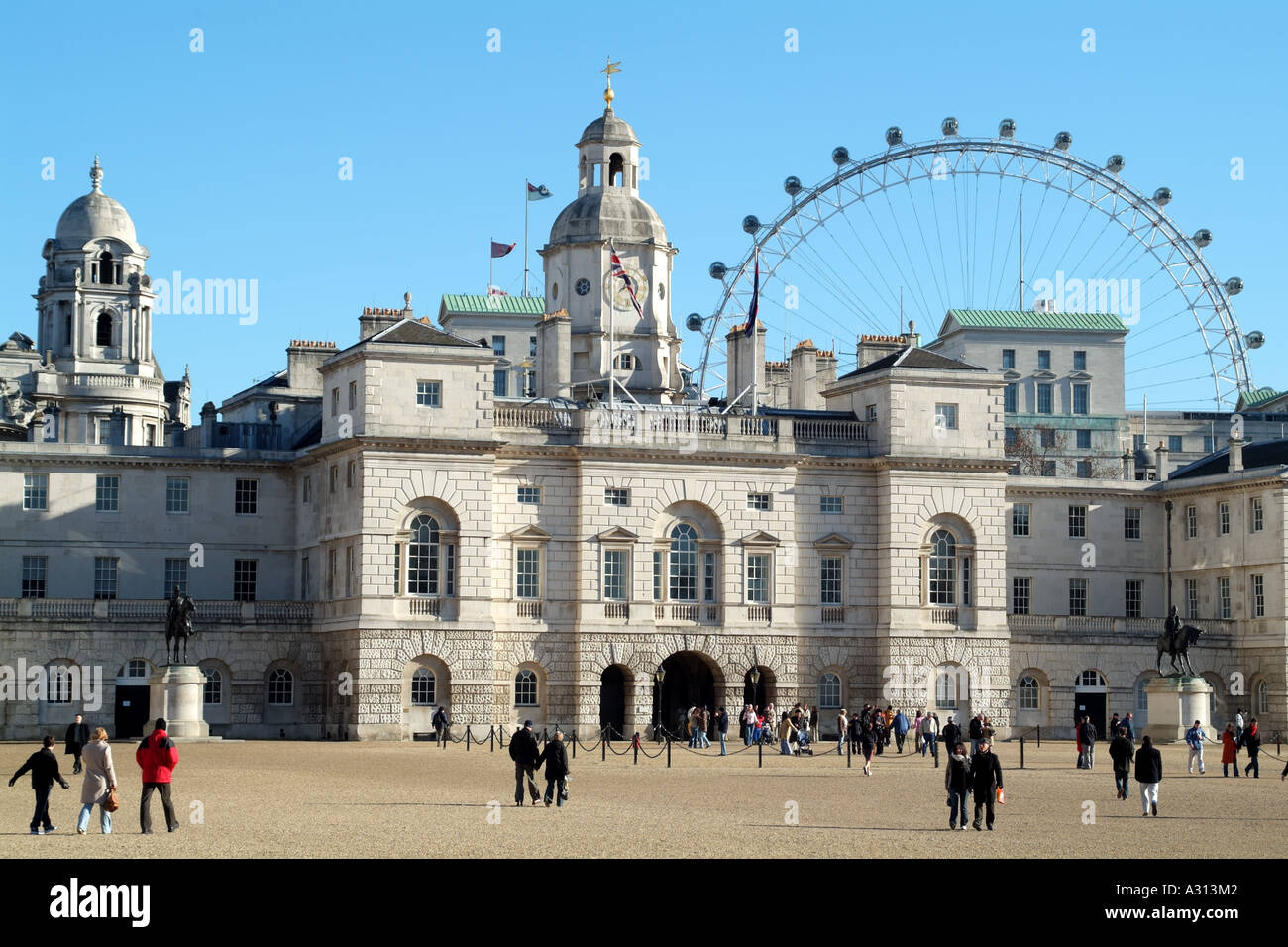 Il London Eye si affaccia la sfilata delle Guardie a Cavallo su Whitehall Londra England Regno Unito Regno Unito Foto Stock