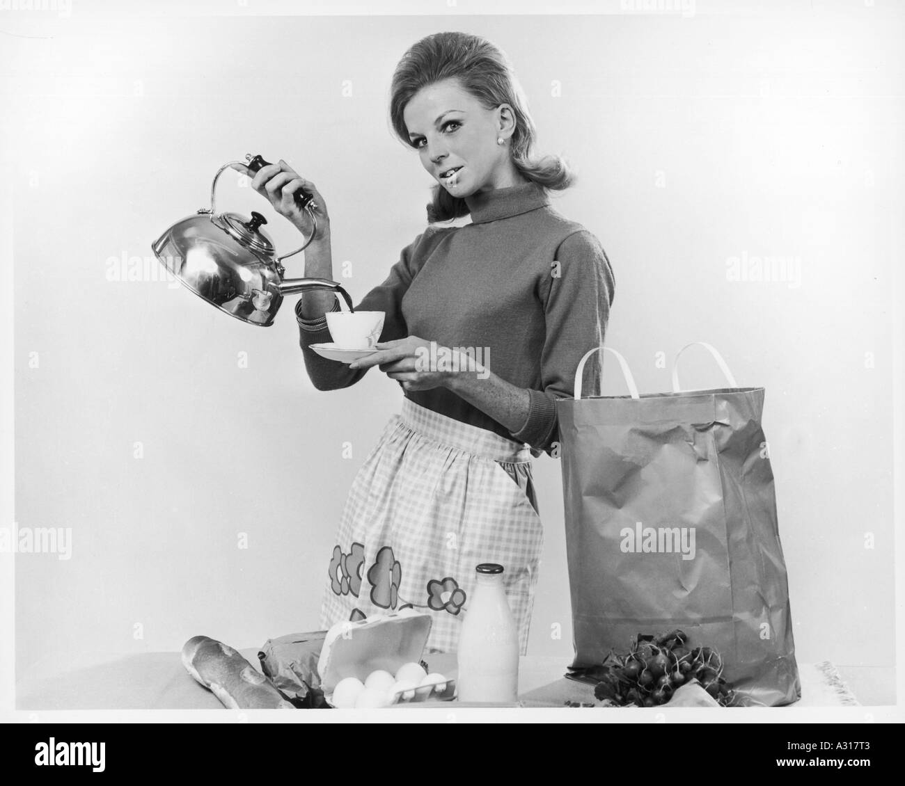 Tè di versamento Foto Stock