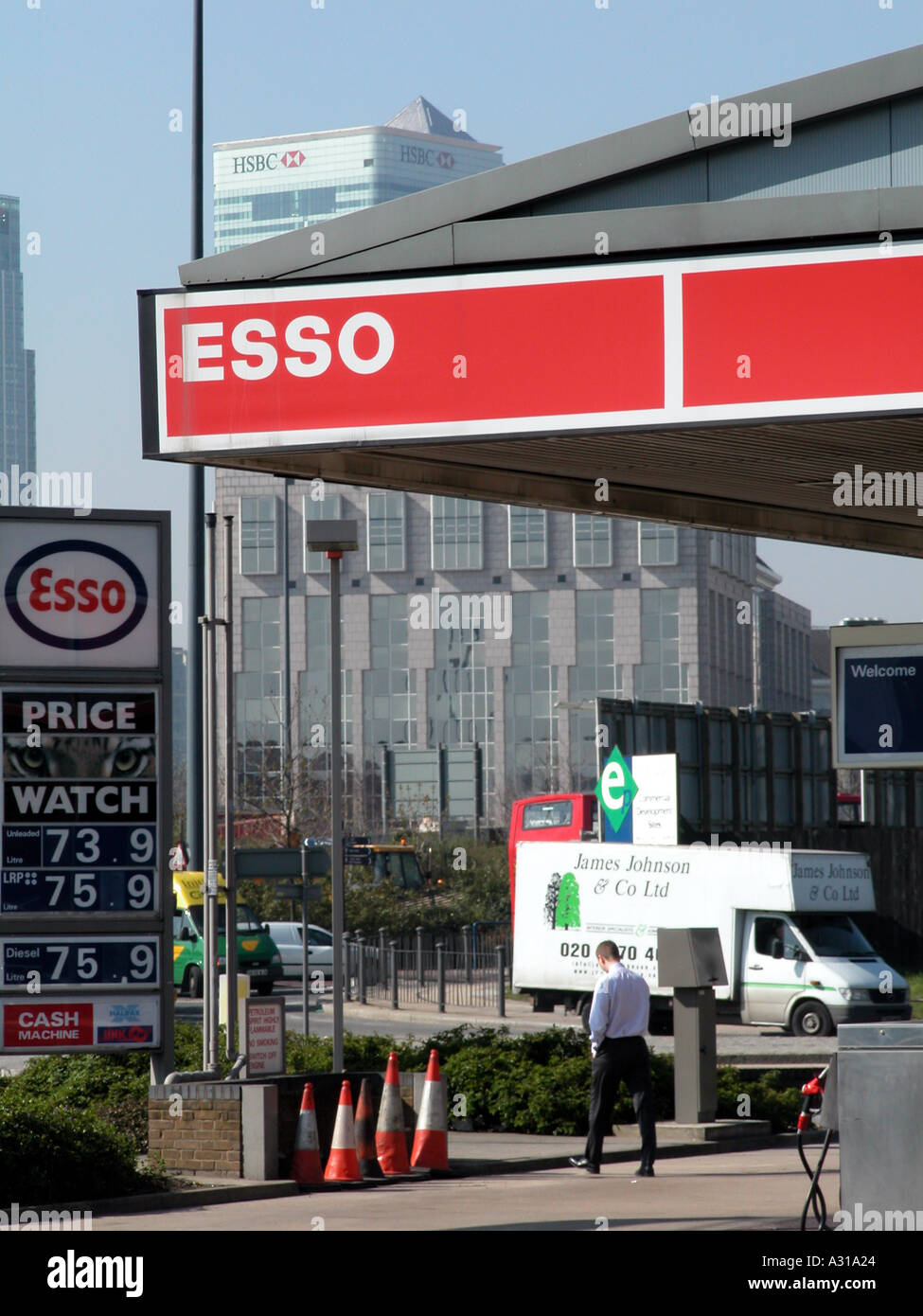 Esso Petrol Station branding aziendale Segno, East London, 2002. Foto Stock