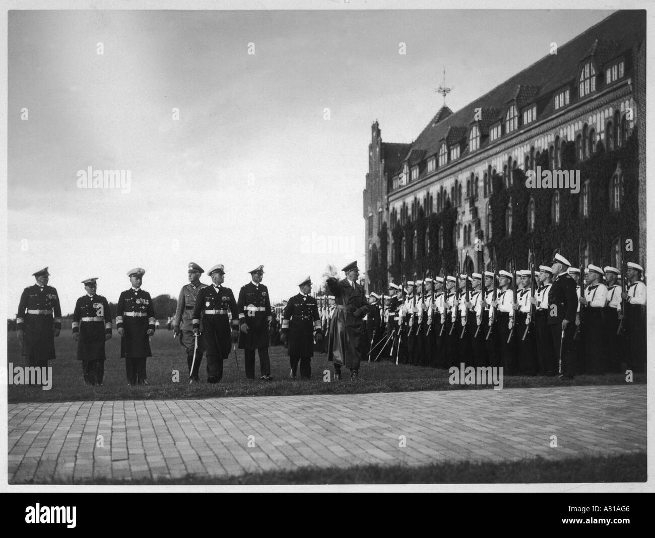 Hitler Naval onore al giorno Foto Stock