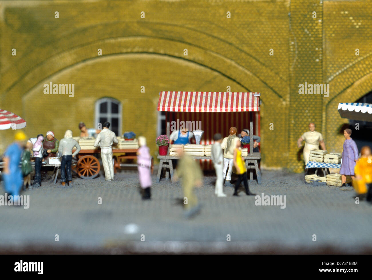 Modello di persone shopping presso le bancarelle del mercato in piazza Foto Stock