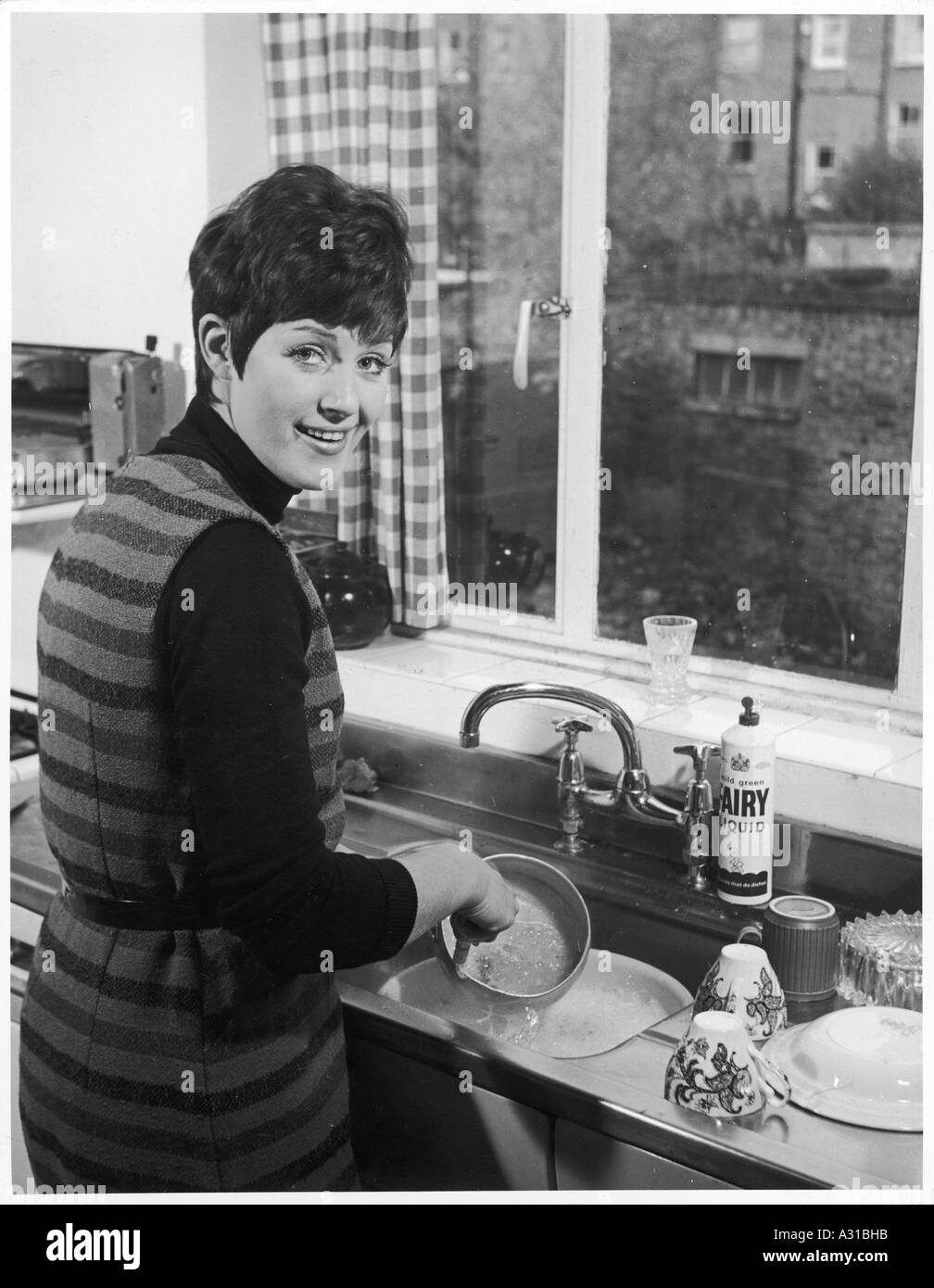 Donna lavaggio fino dagli anni sessanta Foto Stock