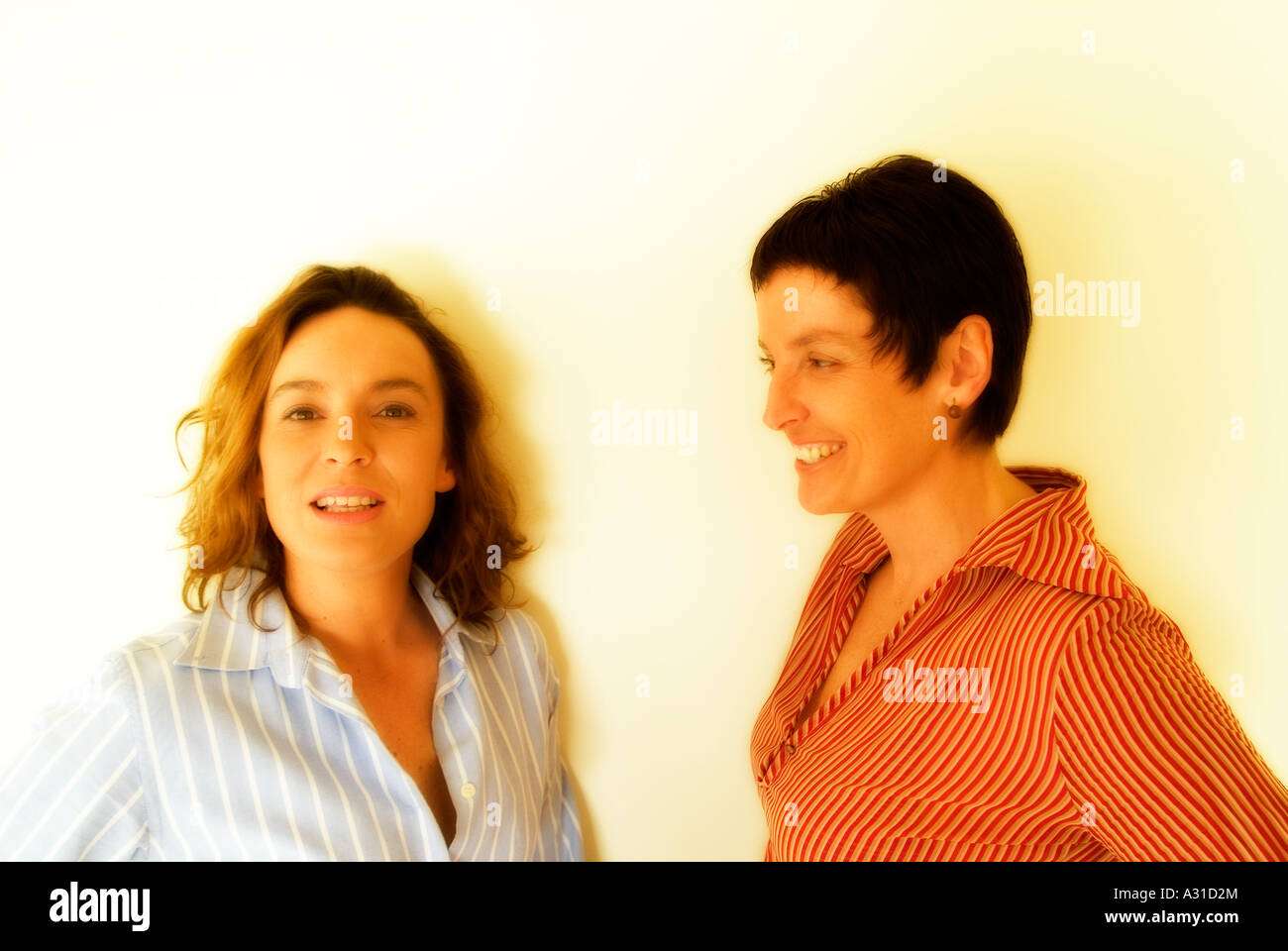Due donne guardando la telecamera e sorridente Foto Stock
