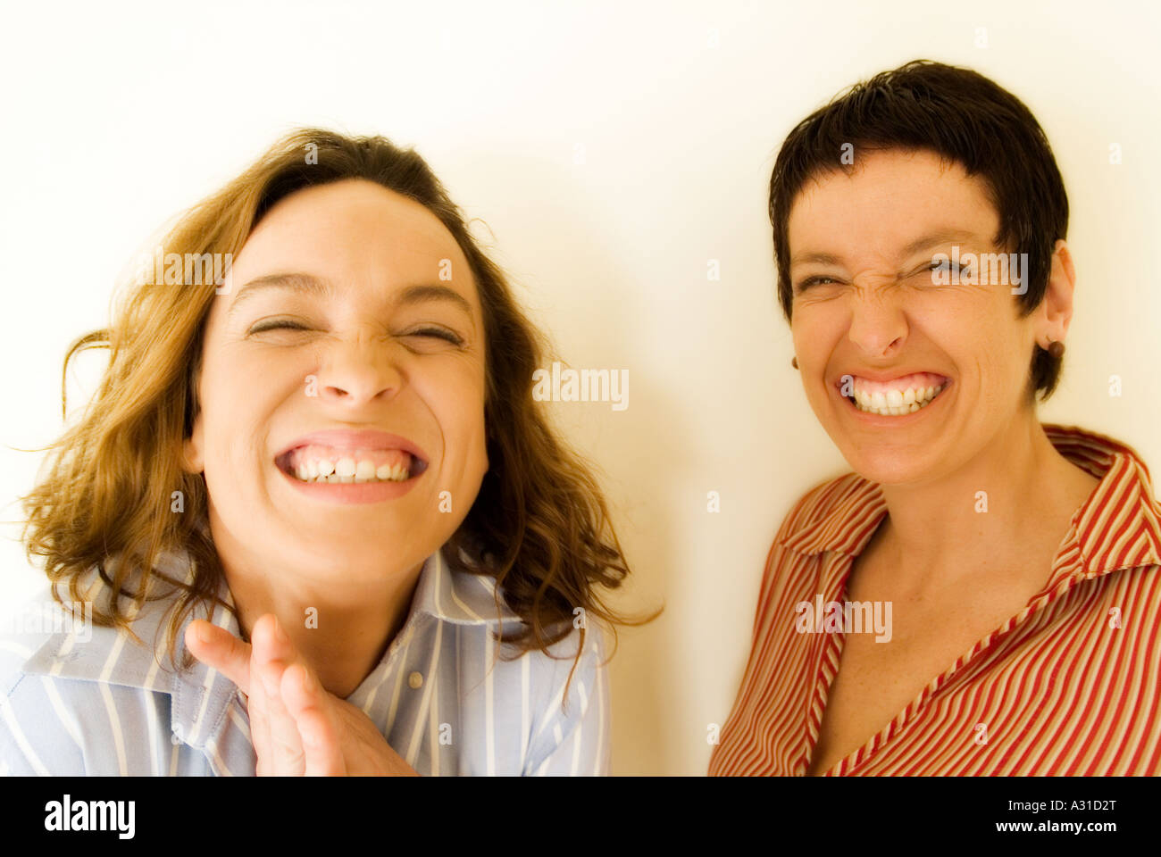 Due donne guardando la telecamera e sorridente Foto Stock