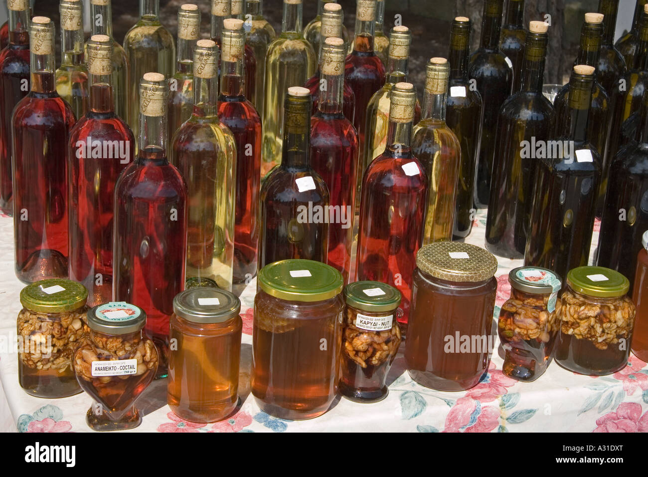 Olio di oliva e vino locale per la vendita in Grecia Foto Stock