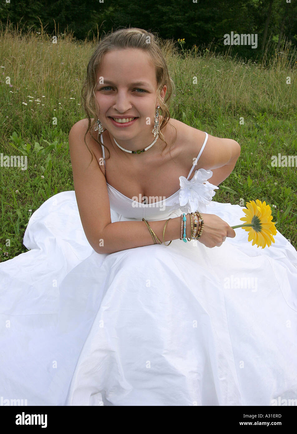 Giovane sposa seduta nel prato ritratto sorridente Foto Stock