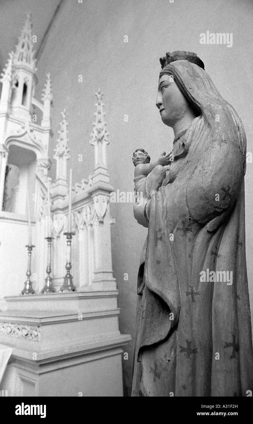 Statua di MARIA MADDALENA con Gesù bambino in una chiesa, in monocromia Foto Stock