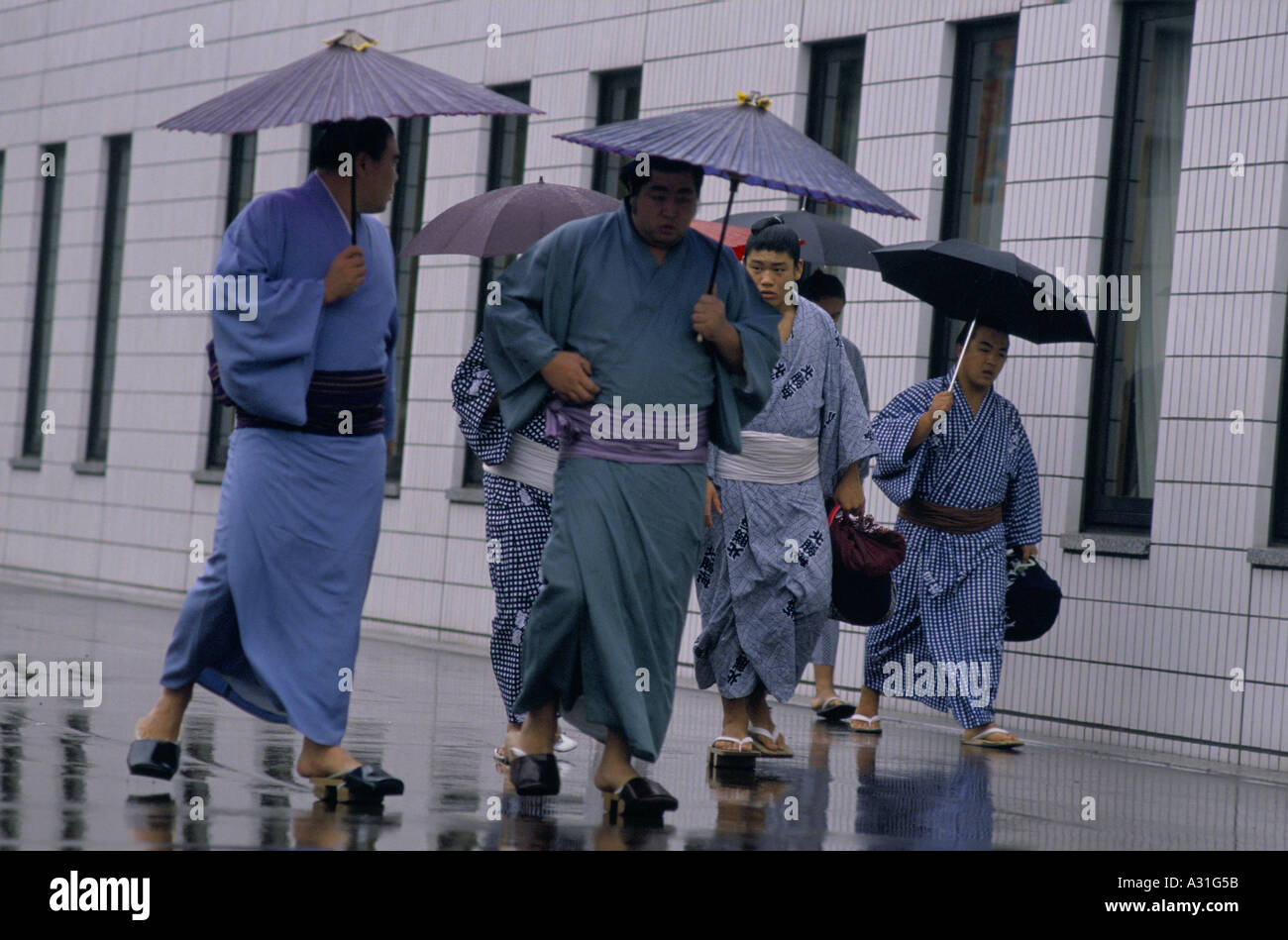Gli uomini di lutto per l'imperatore Hirohito, Tokyo, Giappone Foto Stock
