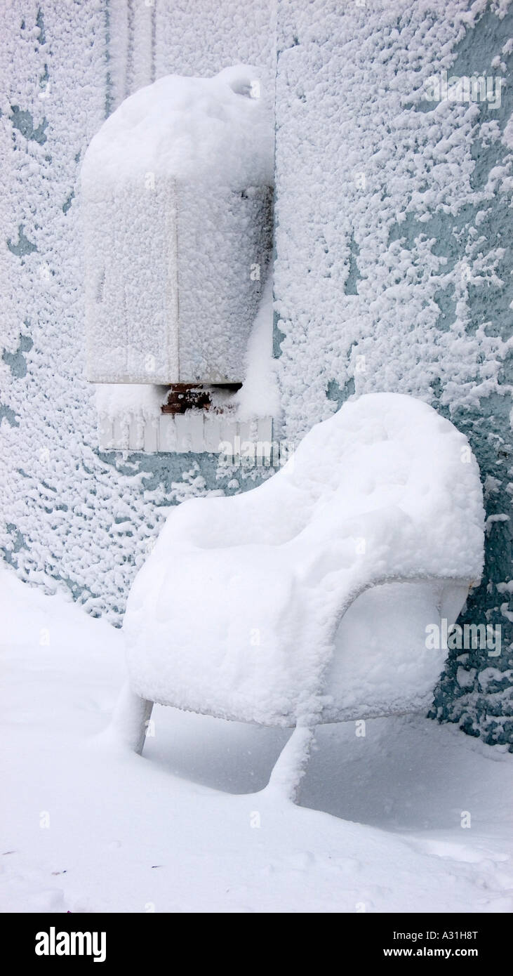 Neve accumulata sulla sedia da giardino e finestra portatile condizionatore aria da New York City blizzard Foto Stock