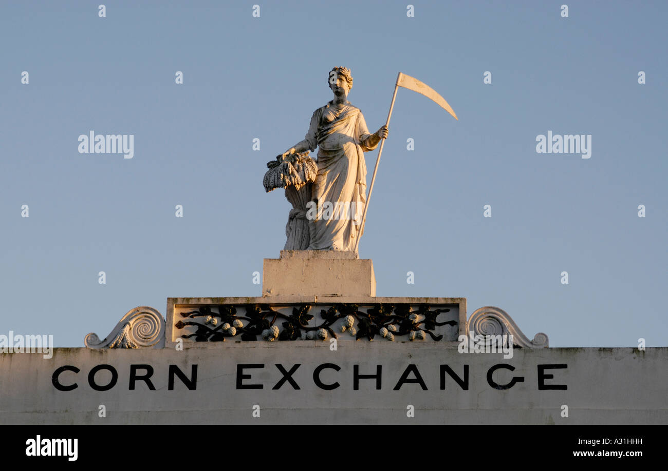 La facciata del vecchio corn exchange originariamente una residenza georgiana del teatro è sormontato da una statua di Cerere la dea romana di cereali Foto Stock