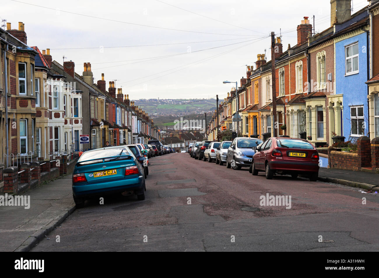 Periodo case terrazza su strada affollata con vetture di Windmill Hill Bristol REGNO UNITO Foto Stock