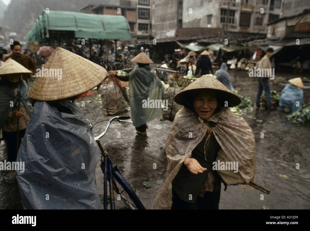Baia di Halong hon gai città del Vietnam del nord 1994 1994 Foto Stock