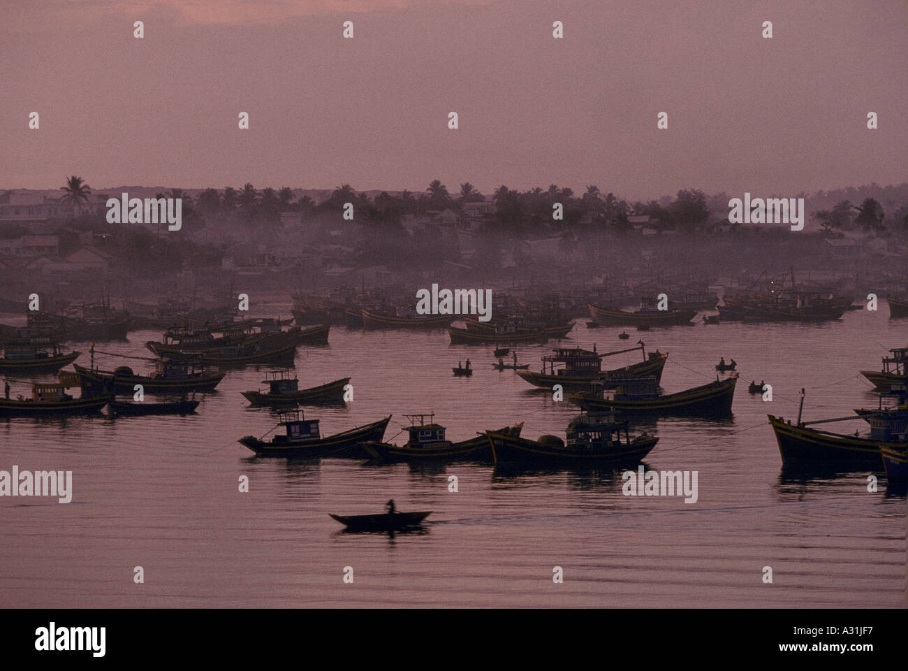 Delta del Mekong vietnam barche in condizioni di scarsa illuminazione a mui ne vietnam 1996 Foto Stock