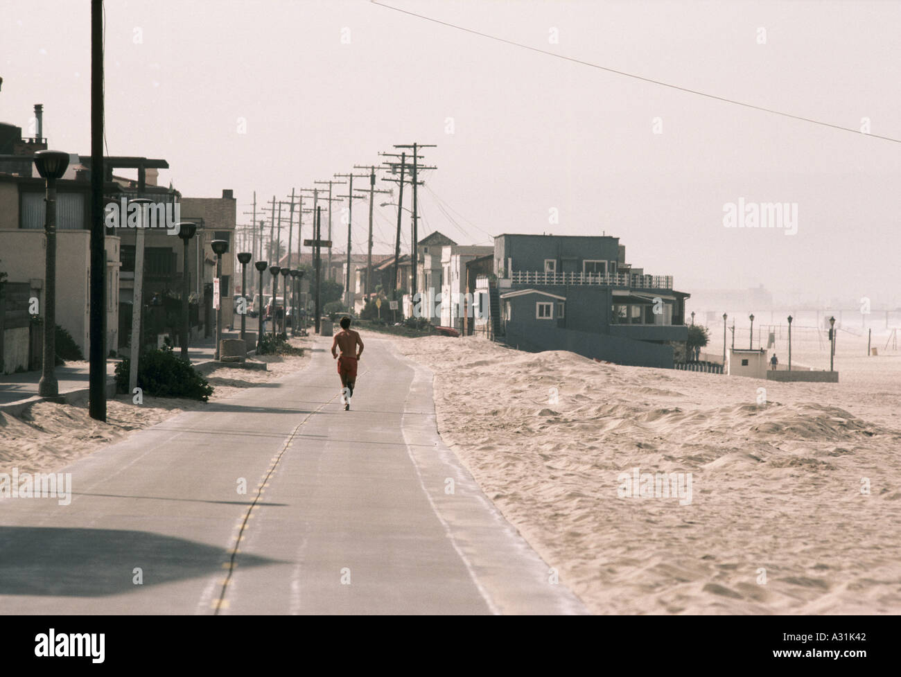 Uomo che corre sulla strada da Manhattan Beach los angeles 1984 Foto Stock
