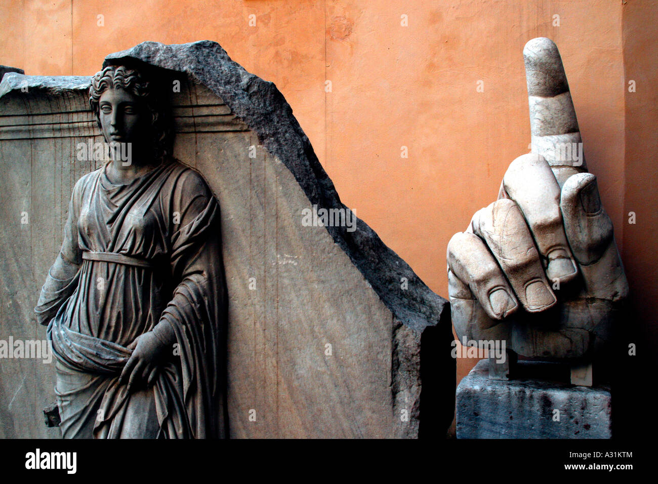 Una scultura in rilievo dal Tempio di Adriano nel Palazzo dei Conservatori. Parte dei Musei Capitolini Roma Italia Foto Stock