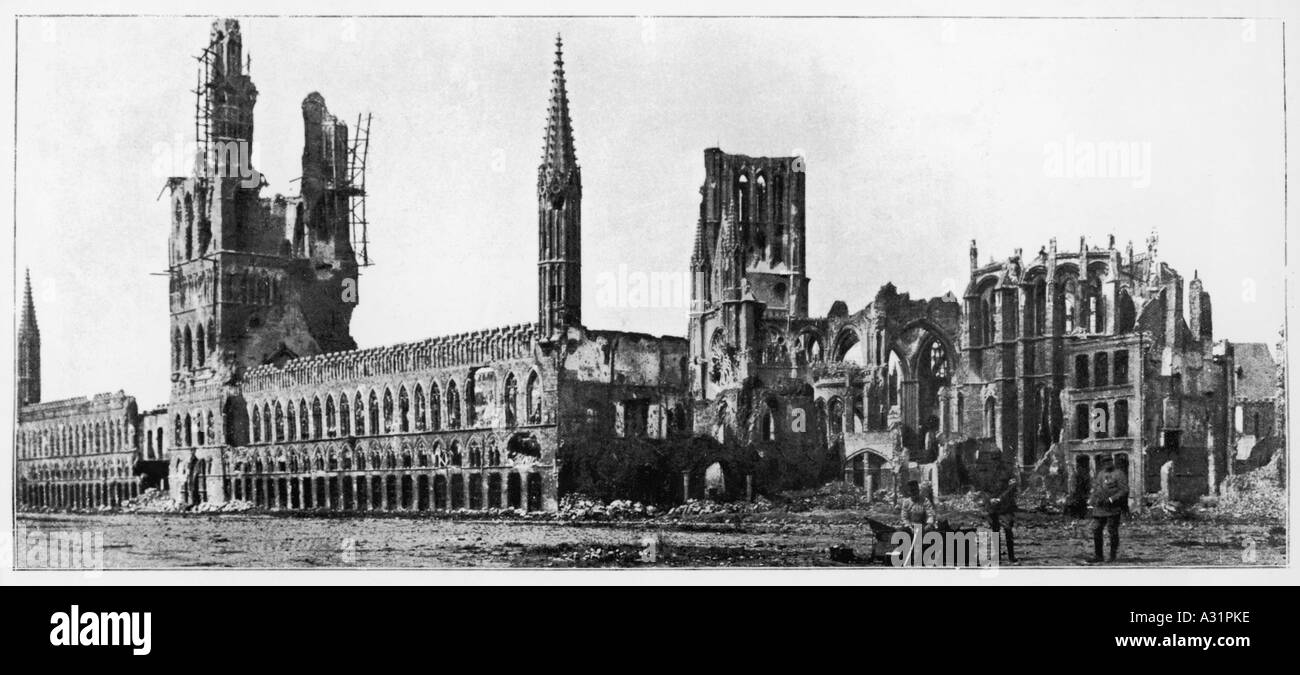 Rovine della Cattedrale di Ypres Foto Stock