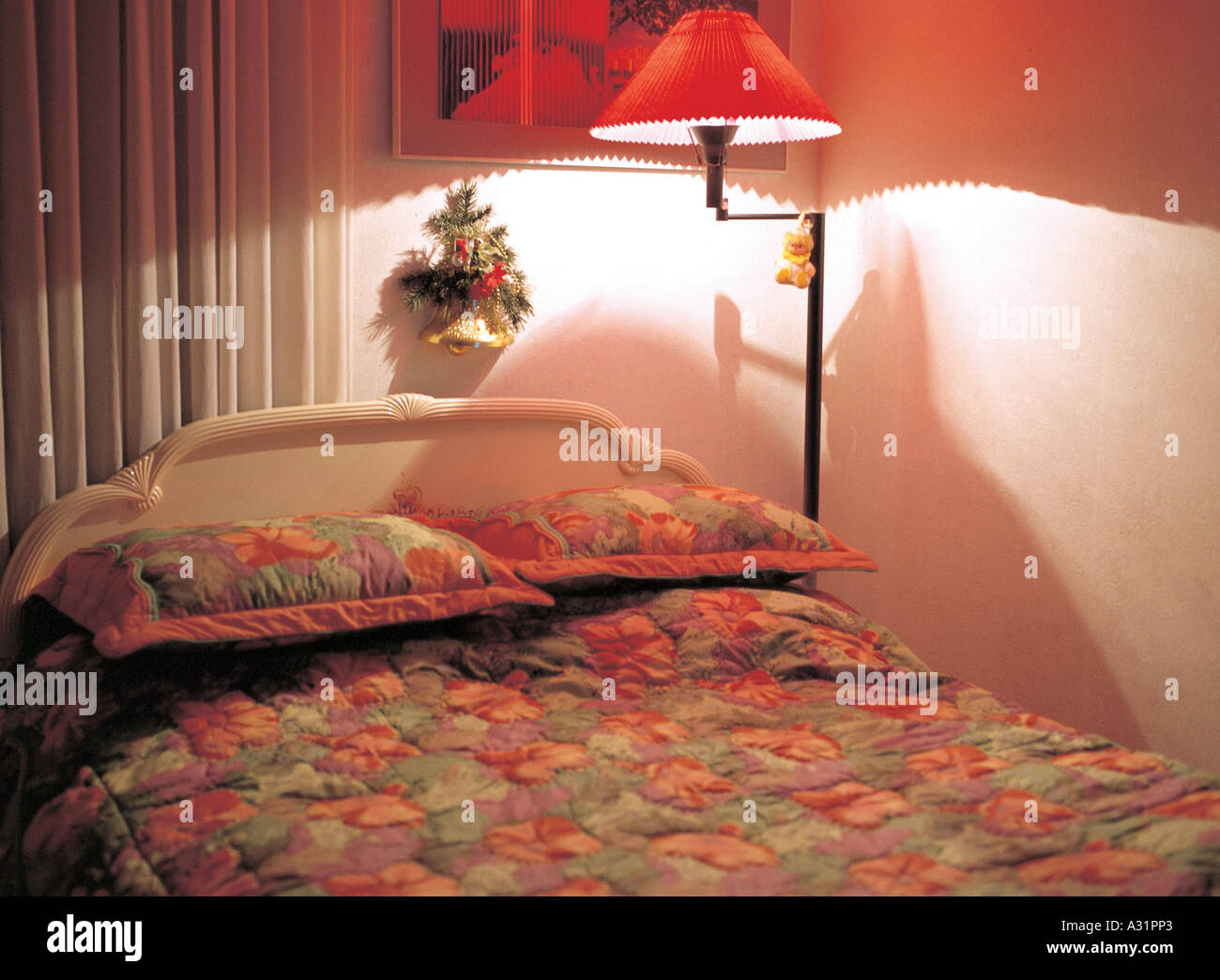 Camera interna,cuscino,Lampada da terra,all'interno,Futon,Duve Foto Stock