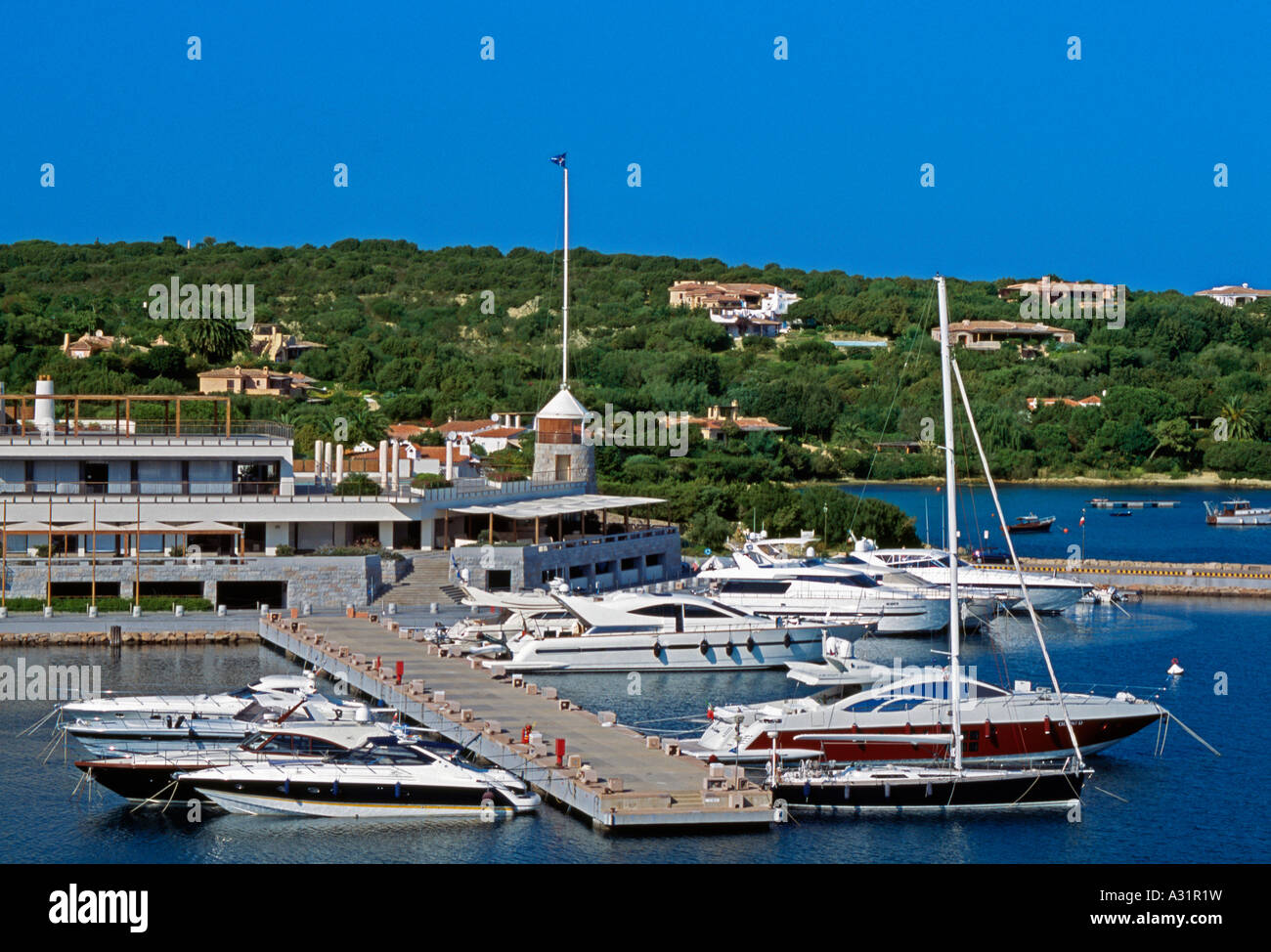 Barche e yacht ormeggiati lungo il molo in legno Foto Stock