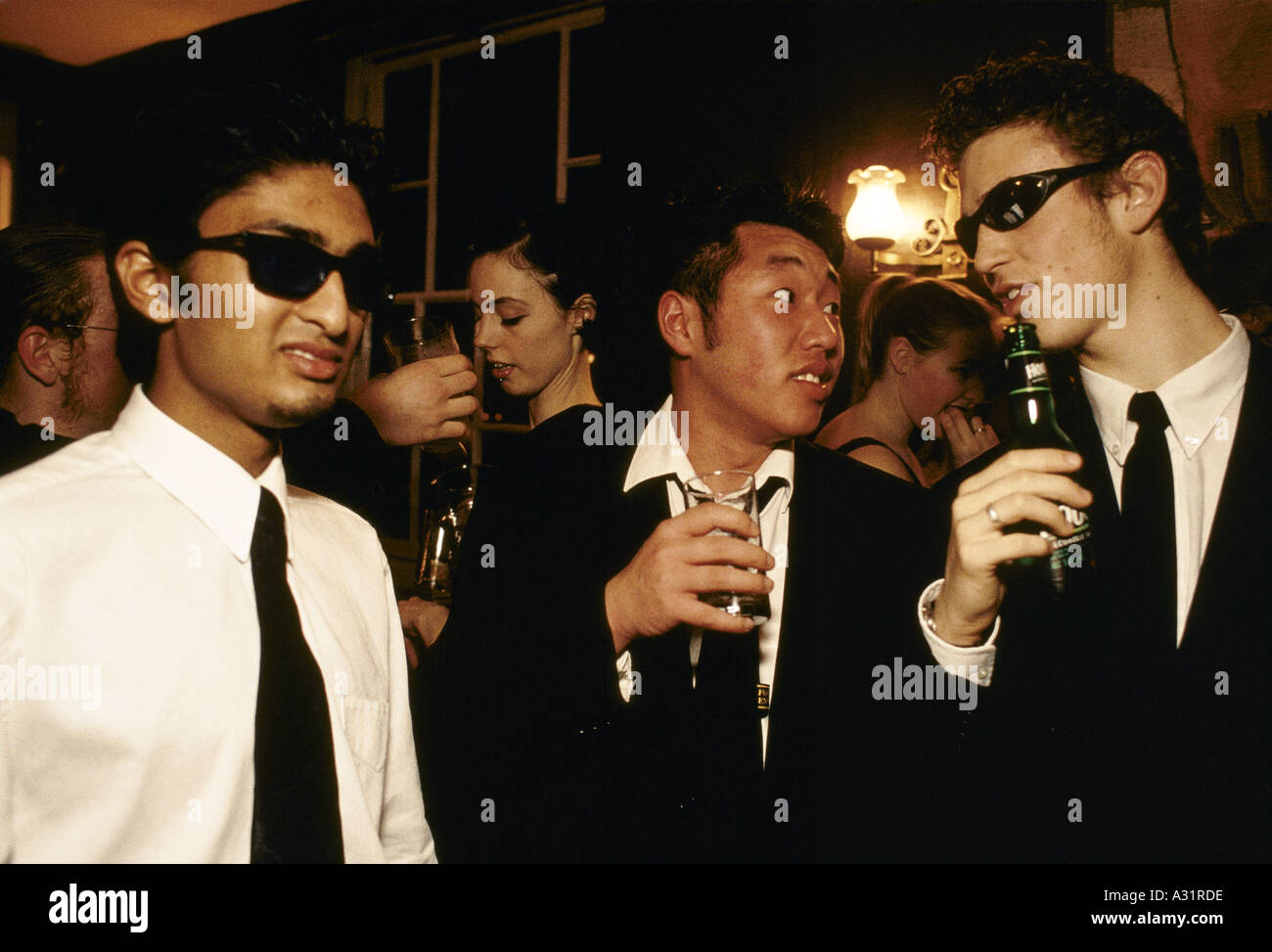 Adolescente ragazzi vestita di nero si adatta alle cravatte occhiali da  sole nello stile dei film Reservoir Dogs Pulp Fiction a tarantino  diciottesimo compleanno Londra 1999 Foto stock - Alamy