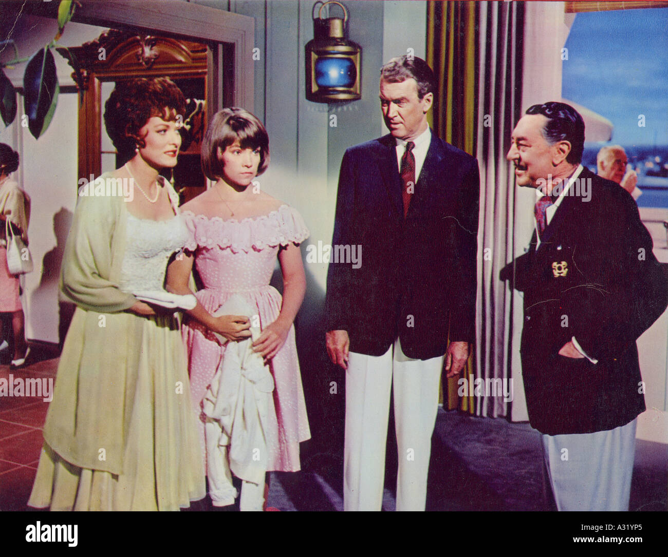 Signor HOBBS PRENDE UNA VACANZA 1962 TCFG film con Maureen O'Hara a sinistra e James Stewart secondo da destra Foto Stock