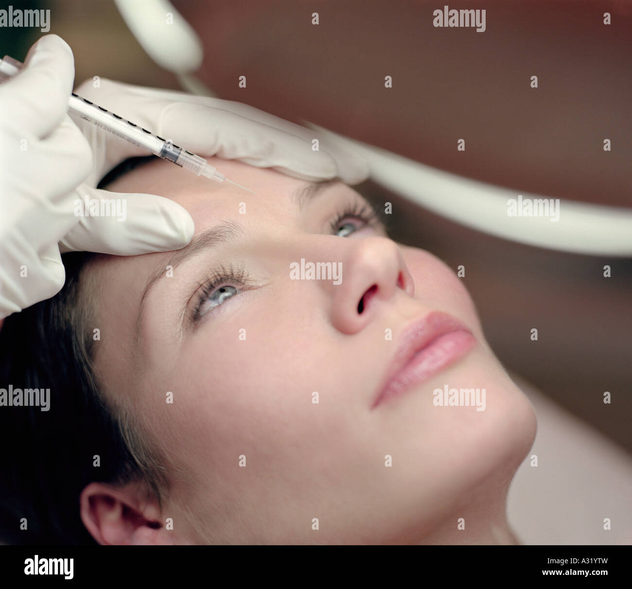 La donna riceve una iniezione di Botox Foto Stock